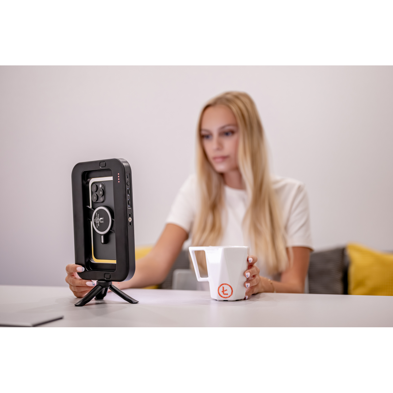 Lampa LED Newell Freya - oświetlenie salonu tatuażu